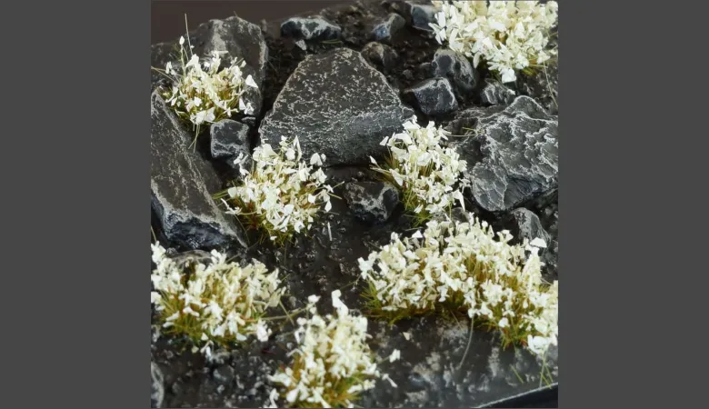 Gamers Grass: White Flowers Tuft