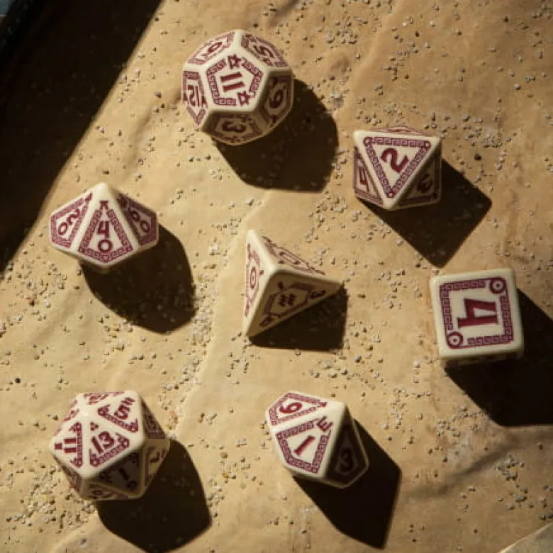 Kości RPG RuneQuest Beżowo-bordowe (7)