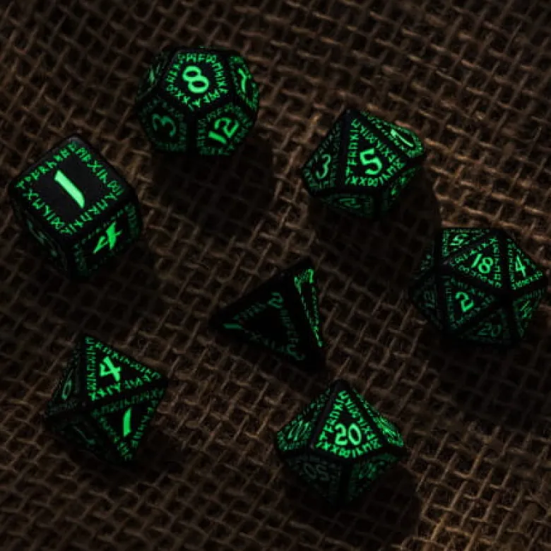 Kości RPG Runiczne Czarno-fosforyzujące (7)